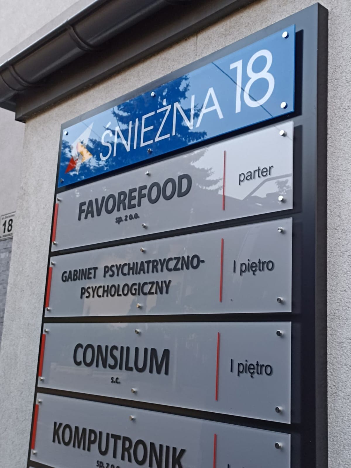 Tablica firmowa z wymiennymi elementami z pleksi . Całość umocowana na panelu wykonanym z dibondu .Wszystko estetycznie umocowane na dystansach nierdzewnych 